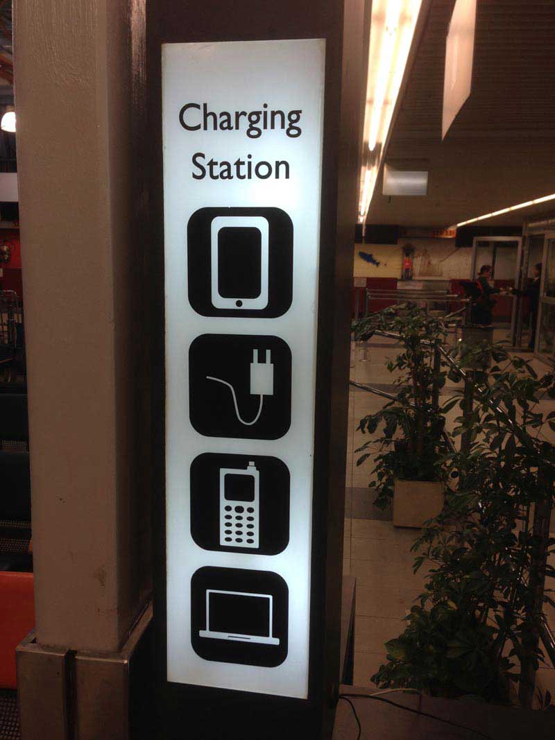 עמדת טעינה ראשונה בקומת הקרקע, טרמינל 1 בנתב״ג