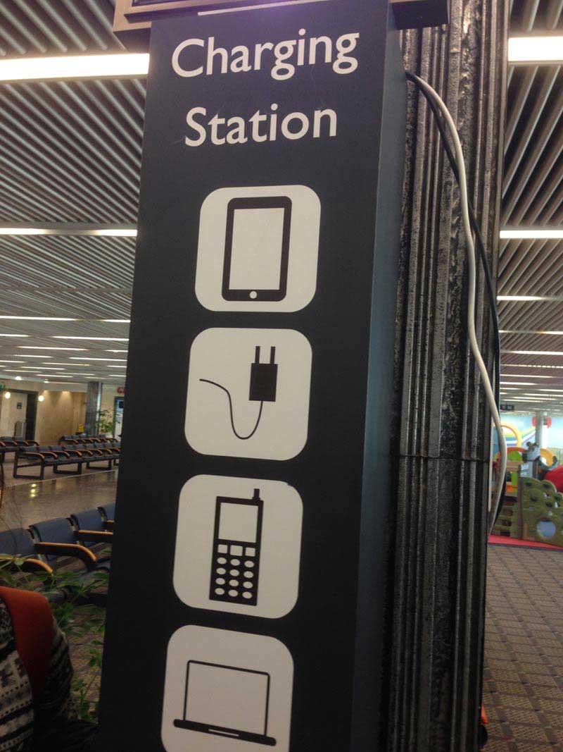 עמדת טעינה שלישית בקומה הראשונה, טרמינל 1 בנתב״ג