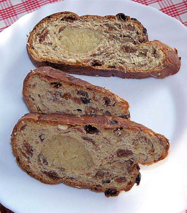 פּאסטוֹל לחג הפסחא, הגרסה ההולנדית ללחם הפירות היבשים