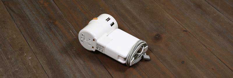 וכך הוא נראה במצב ארוז ביחד עם מיישר הזרם וכבל החיבור למחשב הנייד של אפל