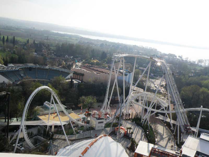 אובליביון ברקע אגם גארדה