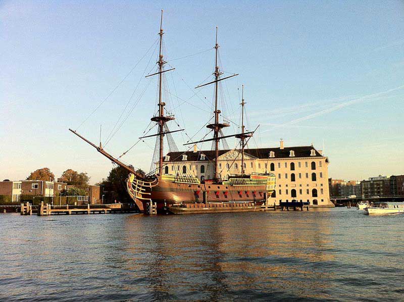 שחזור הספינה אמסטרדם בחזית המוזיאון הימי של הולנד