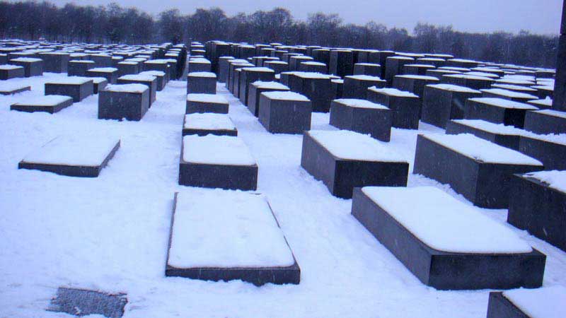 אנדרטת השואה בשלג