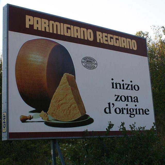 שלט המציין כניסה לאזור ייצור הפרמזן במחוז אֶמיליָה-רומאניָה
