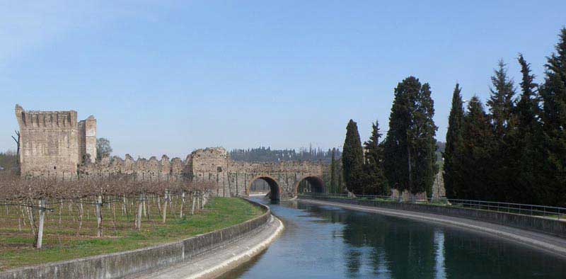 גשר ויסקונטאו מהמאה הארבע-עשרה החוצה את נהר מינצ