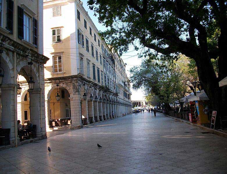 כיכר ספּיאָנָדָה שבקורפו העתיקה