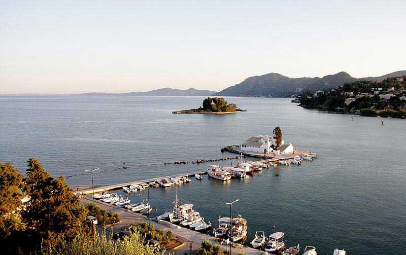 האיון פונטיקוֹניסי לחופי האי קורפו