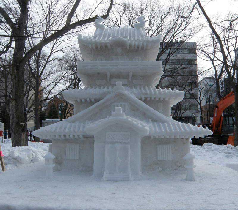 פסל פגודה משלג ברחוב סוּסוּקינוֹ, הרחוב הראשי של מרכז סאפּוֹרוֹ