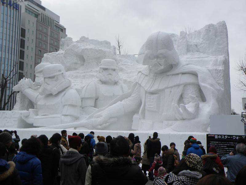 פסל גדול-מידות של דמויות מלחמת הכוכבים באוֹדוֹרי פארק