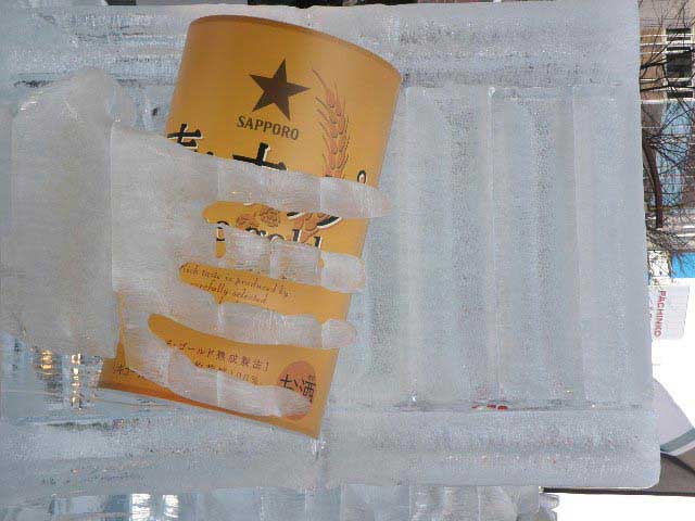 אחד מפסלי הפסטיבל, המפאר את מותג הבירה המקומית