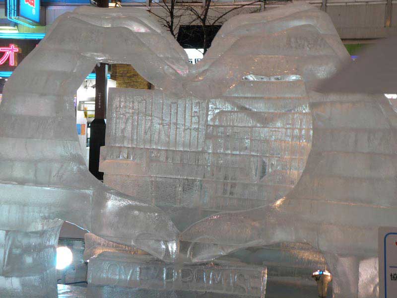 אחד מפסלי הקרח המוצגים ברחוב סוּסוּקינוֹ