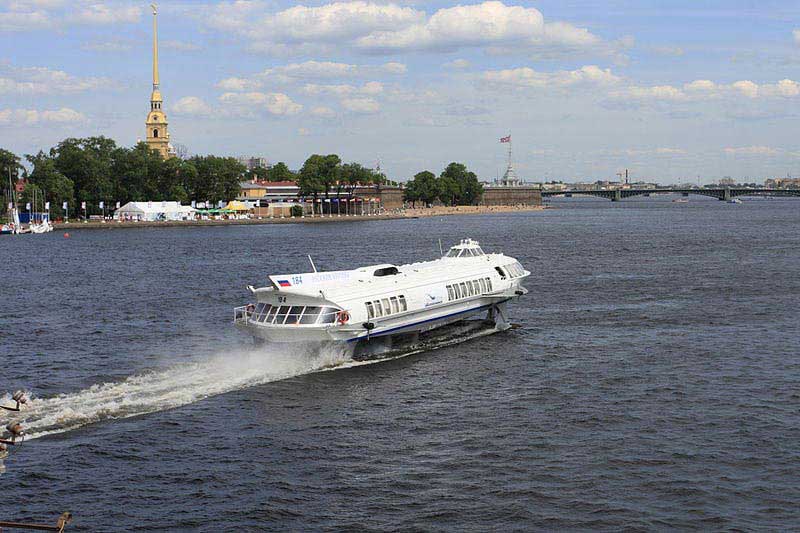 שיט ברחפת על נהר ניבה וברקע מצודת פטרוס ופאולוס