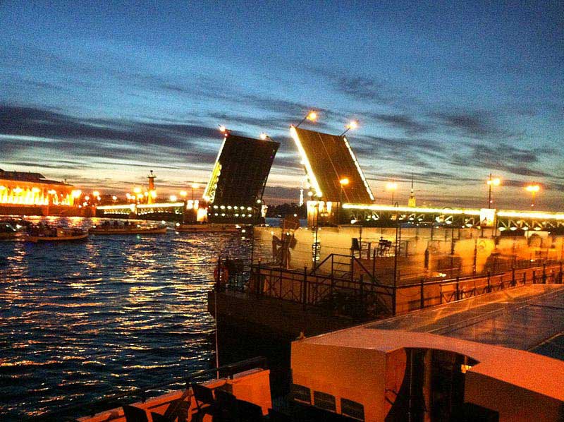 פתיחת הגשרים מעל נהר ניבה בלילות הלבנים (2:00 לפנות בוקר)