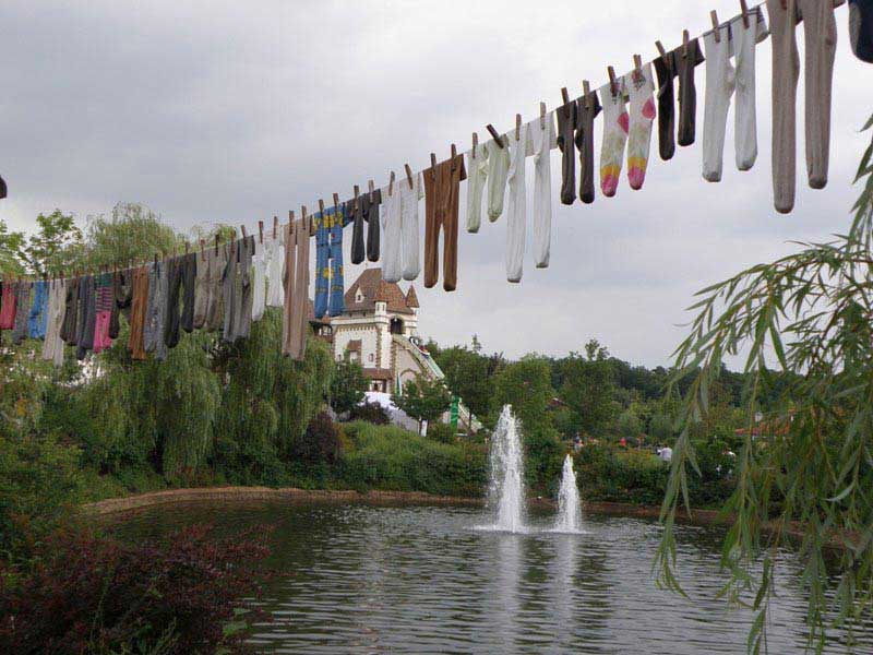 חבלי הכביסה עמוסי הגרביים וברקע מגלשת האמבטיה הגבוהה