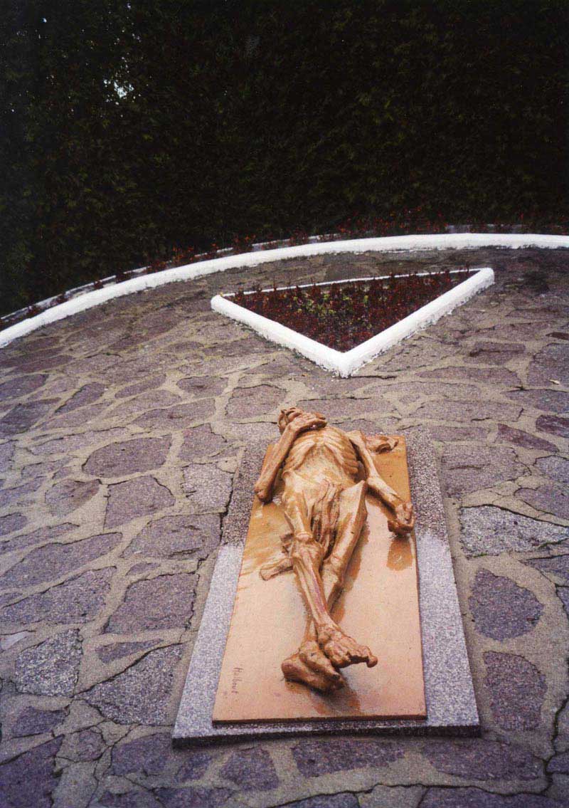 בפתח מחנה ההשמדה