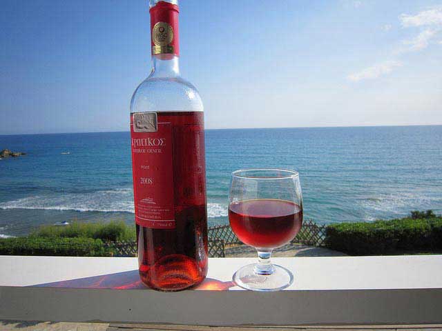 שמש, ים כחול ויין אדום