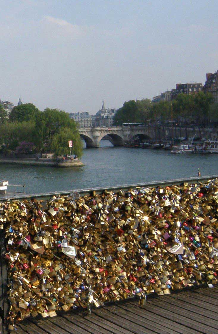 מנעולי אהבה על מעקה פּוֹן דֶז אָר