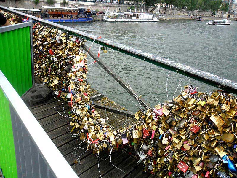 מעקה שקרס תחת עומס המנעולים בפּוֹן דֶז אָר