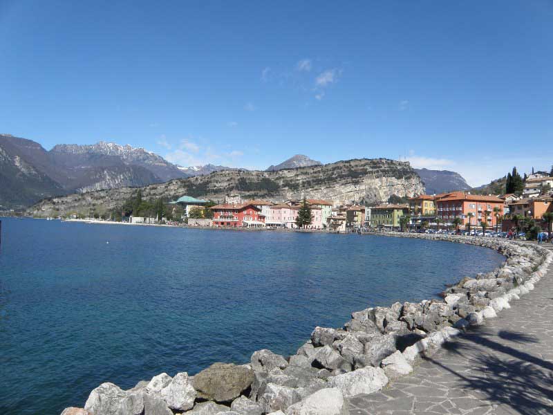 הטיילת לאורך החוף הסלעי