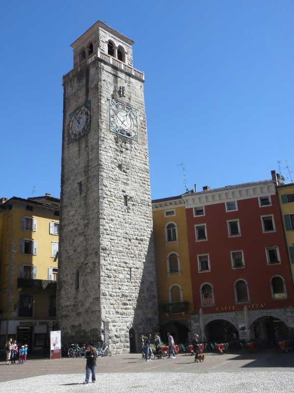 טוֹרֶה אָפּוֹנאלֶה במרכז ריבה דל גארדה