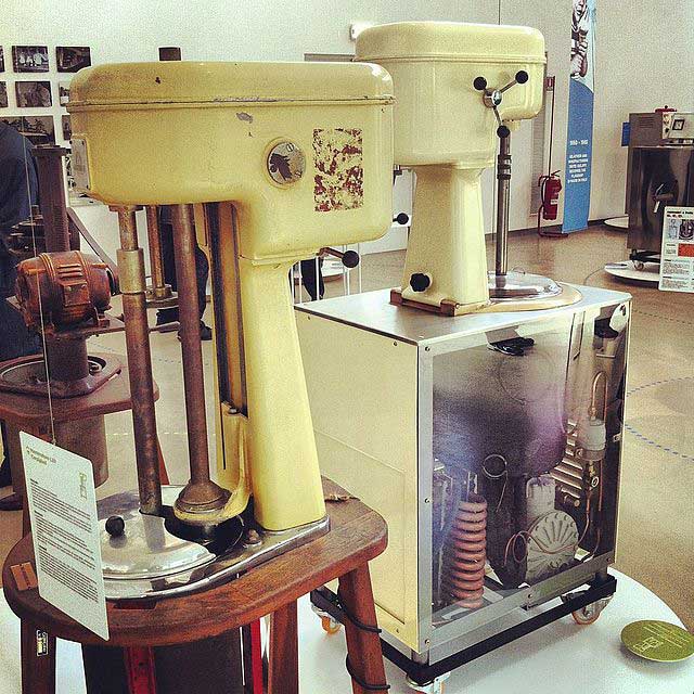 מכונות ישנות לייצור גלידה במוזיאון הגֶ