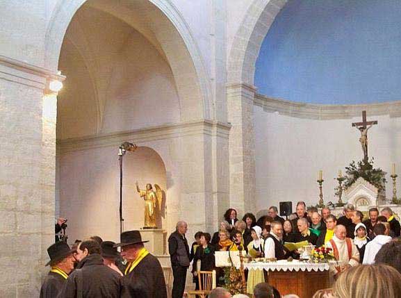 המיסה לפטריות הכמהין בכנסיית העיירה רישראנש, ועל המזבח פטריות הכמהין