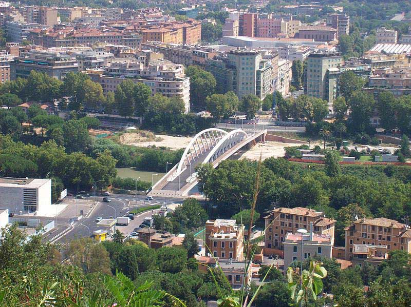 גשר המוסיקה החוצה את נהר טיבֶּר בין קוּאָרטיֶירֶה פלאמיניוֹ לבין סטאדיוֹ אולימפיקו