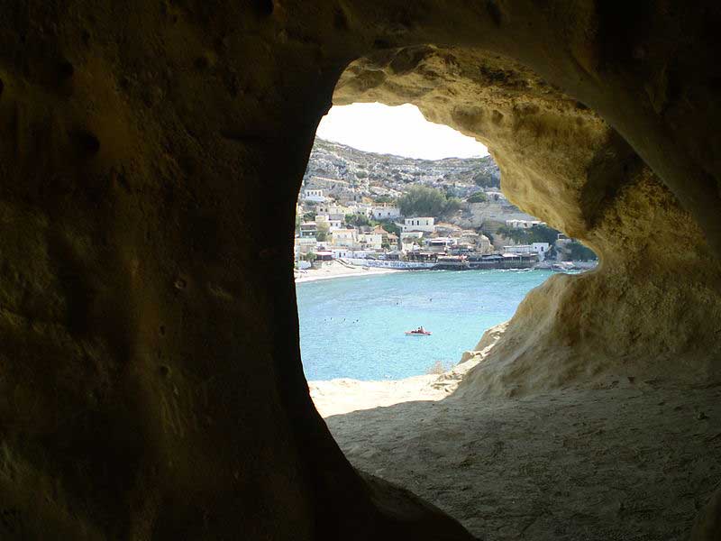 מבט אל העיירה מהמערות