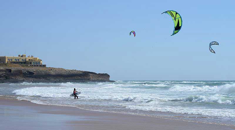 גלישת גלים בפּראיָה דוּ גינשוּ
