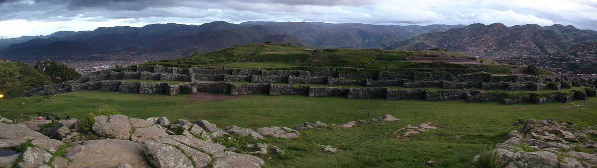 סָקסָיוואמָן והעיר קוסקו ברקע