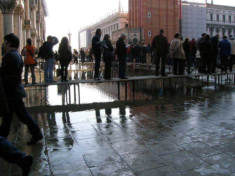 מעברים מוגבהים להולכי רגל בפיאצה סן מרקו