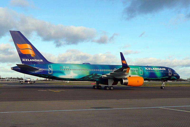 מטוס של חברת אייסלנדאייר המעוטר בדוגמת הזוהר הצפוני