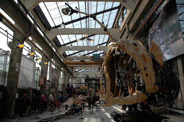 אחד הייצורים בגלריית המכונות