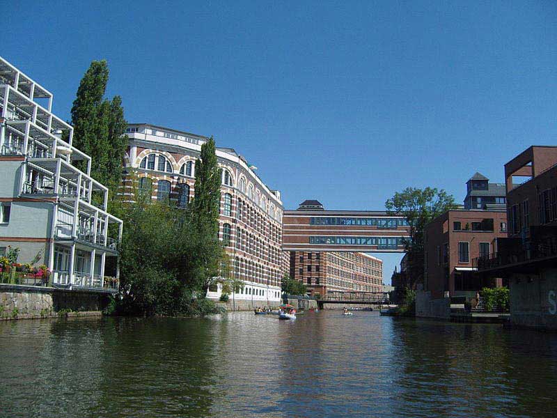 מבנים משופצים וחדשים לגדת תעלת קרל היינה, סמוך לקרל היינה שטראסה