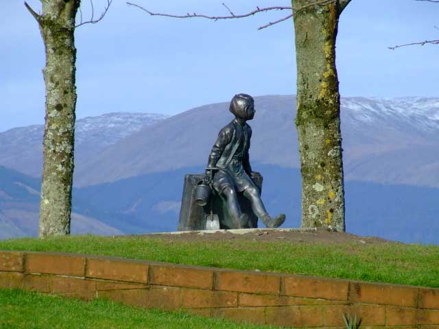 נערה ומזוודתה. פסל של Angela Hunter