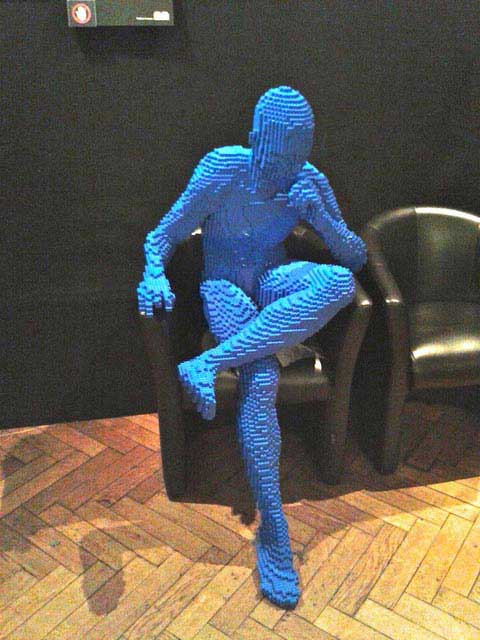 איש לגו חושב