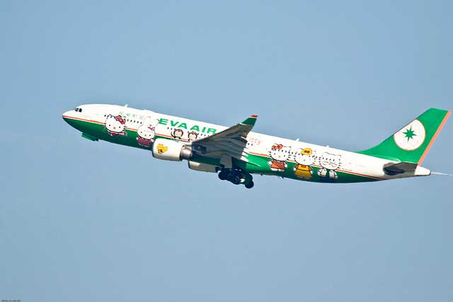 מטוס מעוטר בדמויות של הלו קיטי