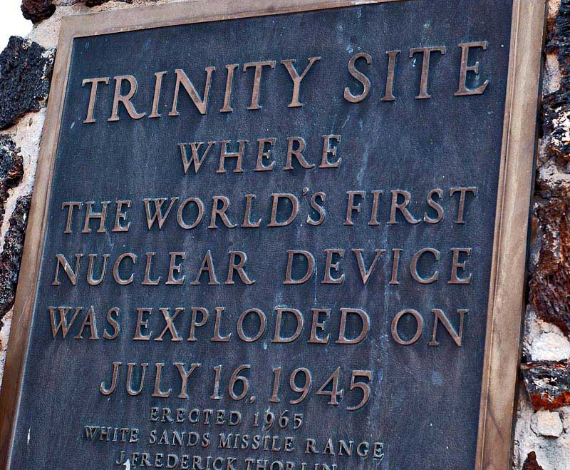 לוחית על האובליסק באתר ניסוי טריניטי בניו מקסיקו שבארצות-הברית