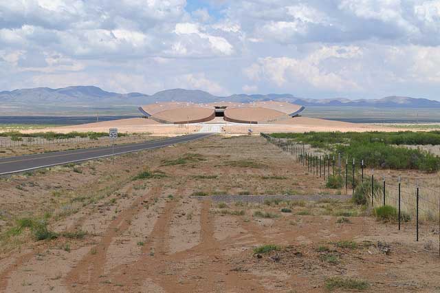 נמל החלל ספייספורט אמריקה על רקע המדבר