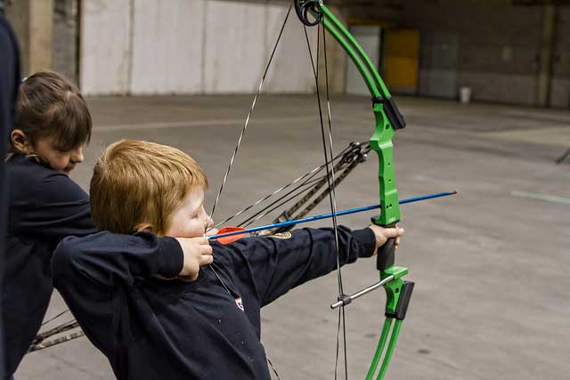 ילדים קולעים בחץ וקשת