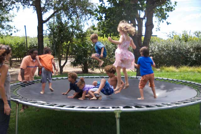 ילדים קופצים בטרמפולינה