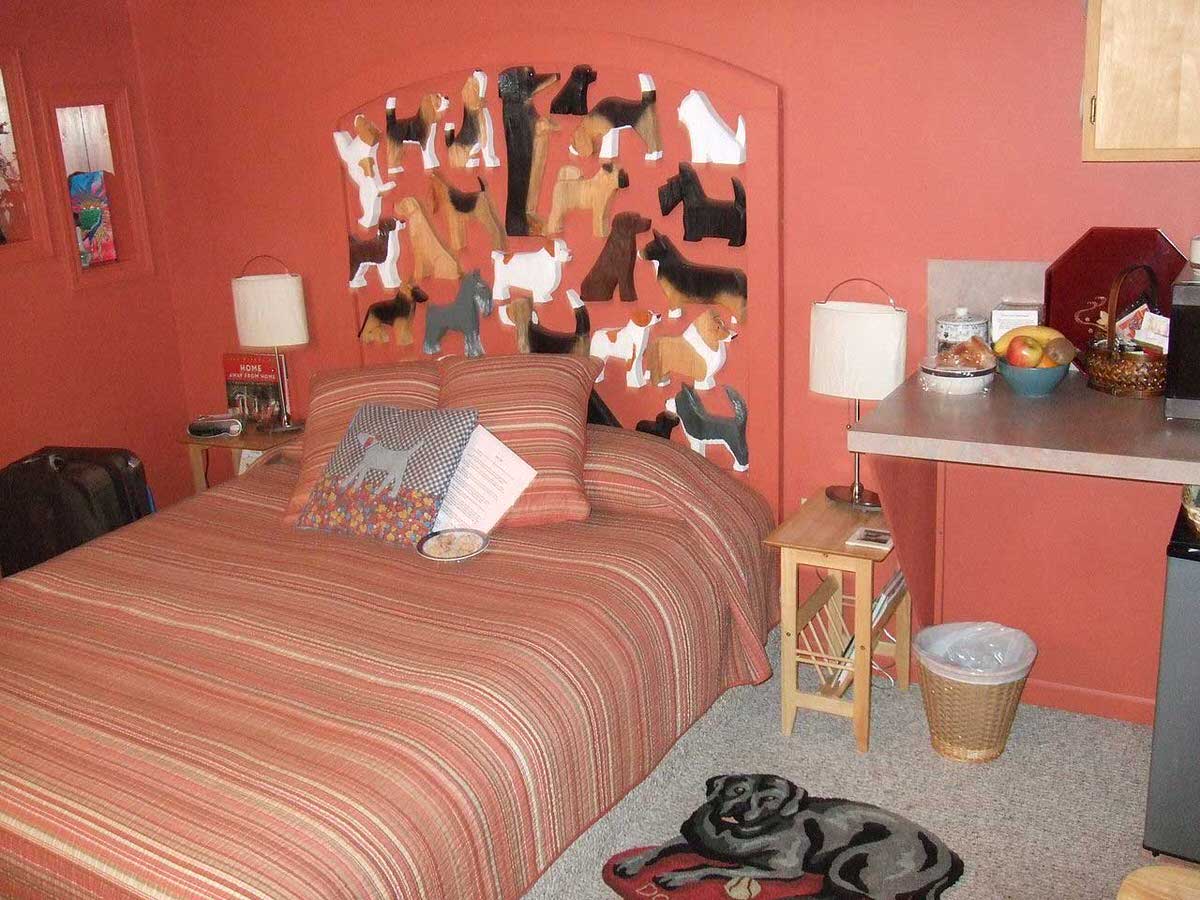 חדר עם כלבים, בית הביגל