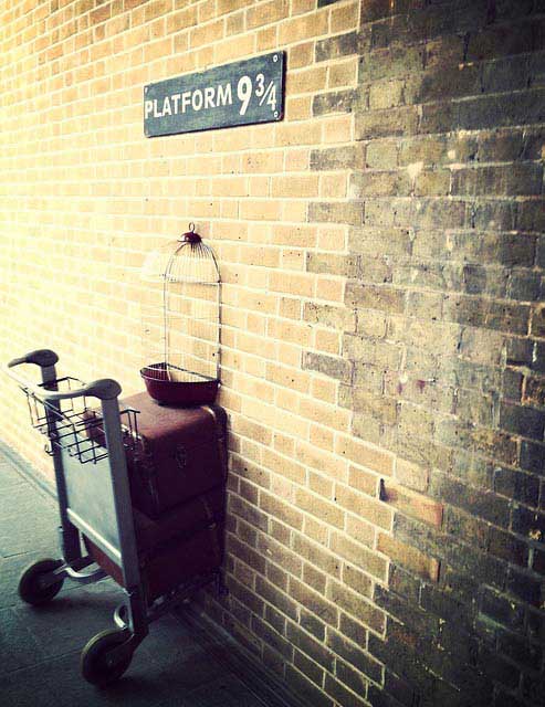 עגלת המזוודות הנעלמת אל תוך קיר הרציף ¾9 שבתחנת קינג קרוס