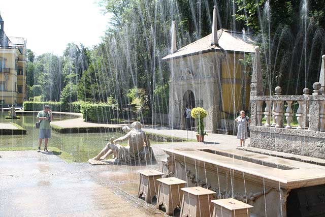 מזרקות בארמון הֶלבּרוּן