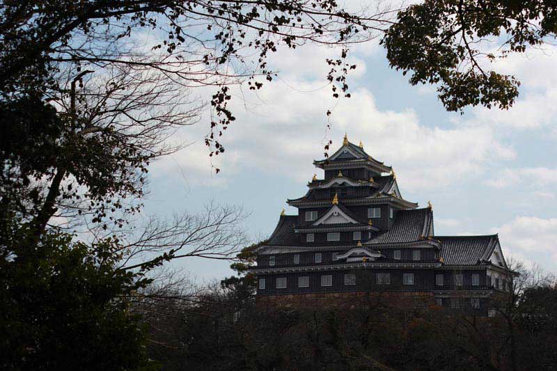 טירת אוקאיאמה מגן קוֹראקוּ-אֶן