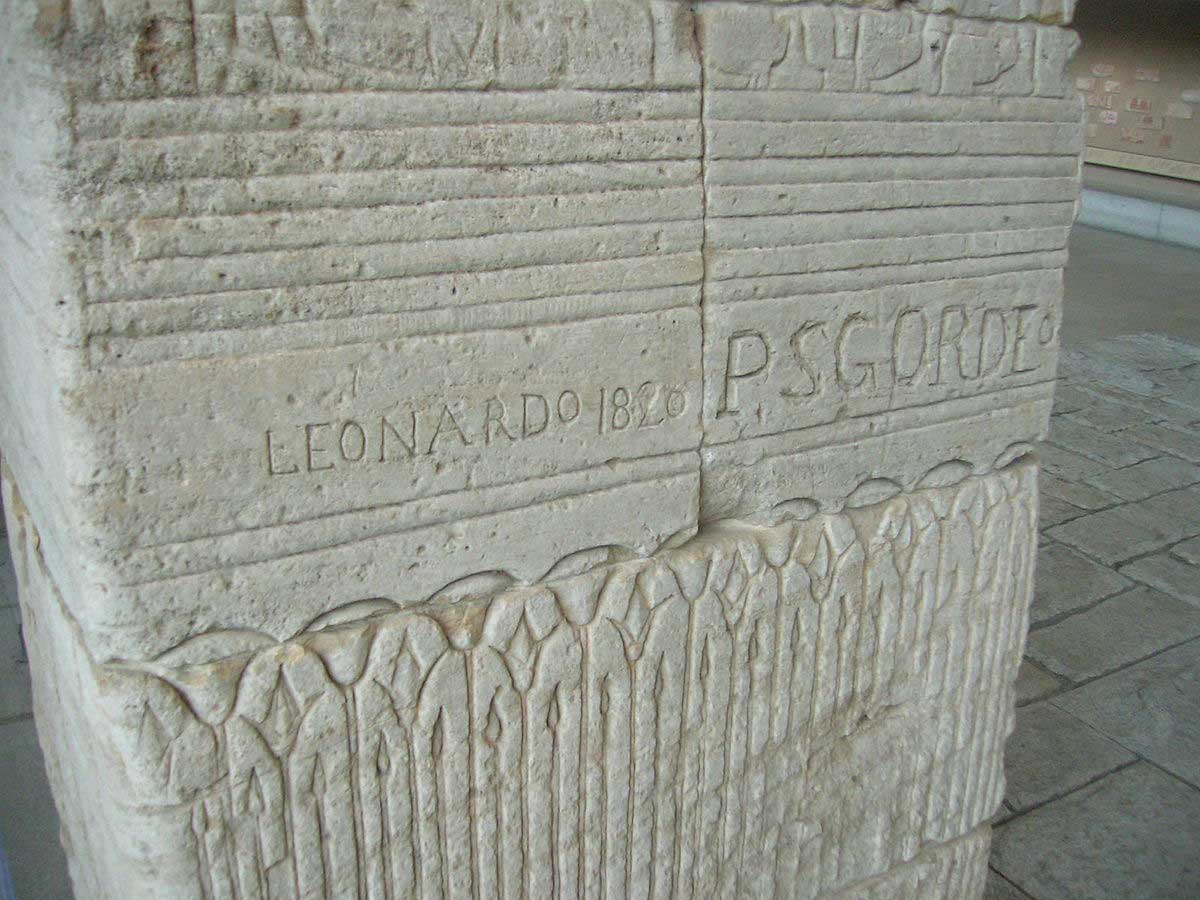 כתובת גרפיטי מהמאה ה-19 על קירות מקדש דנדור