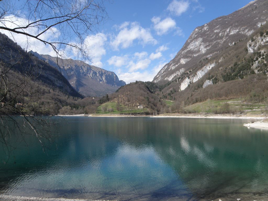 אגם טנו המרהיב, שמצפון לעיירה ריבָה דֶל גארדה
