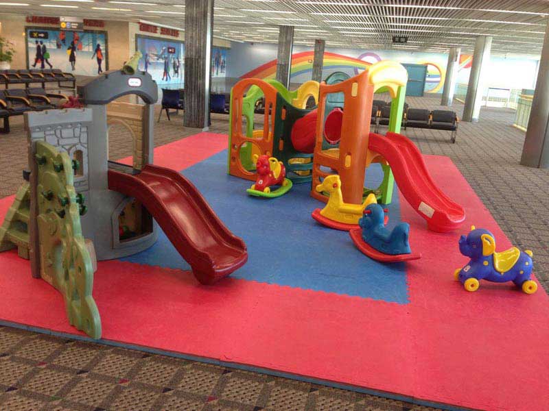 פינת שעשועים לילדים בקומה השניה של טרמינל 1