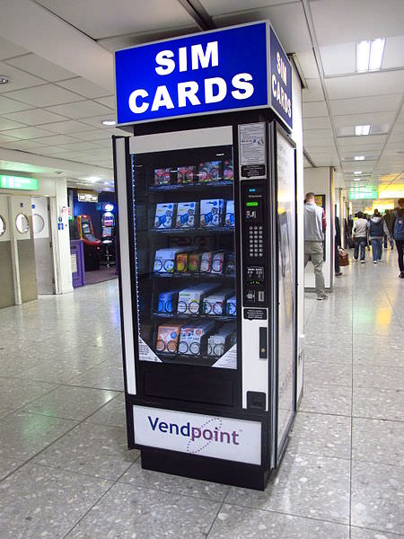 מכונה למכירת כרטיסי SIM בנמל-תעופה