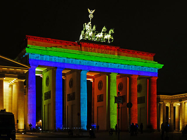 שער בּראנדֶנבּוּרג לובש חג בפסטיבל האורות